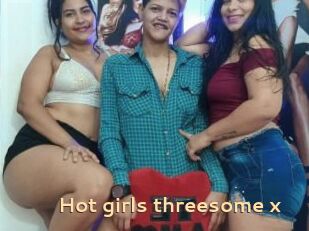 Hot_girls_threesome_x