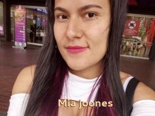 Mia_joones